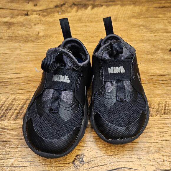 Nike Flex Runner 2 Triple Black slip on sneaker size 6 childs - Picture 6 of 9